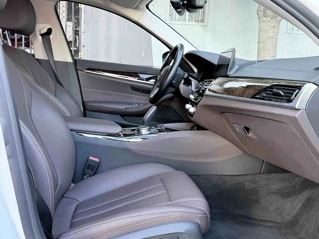 BMW 5 Series — миниатюра 10