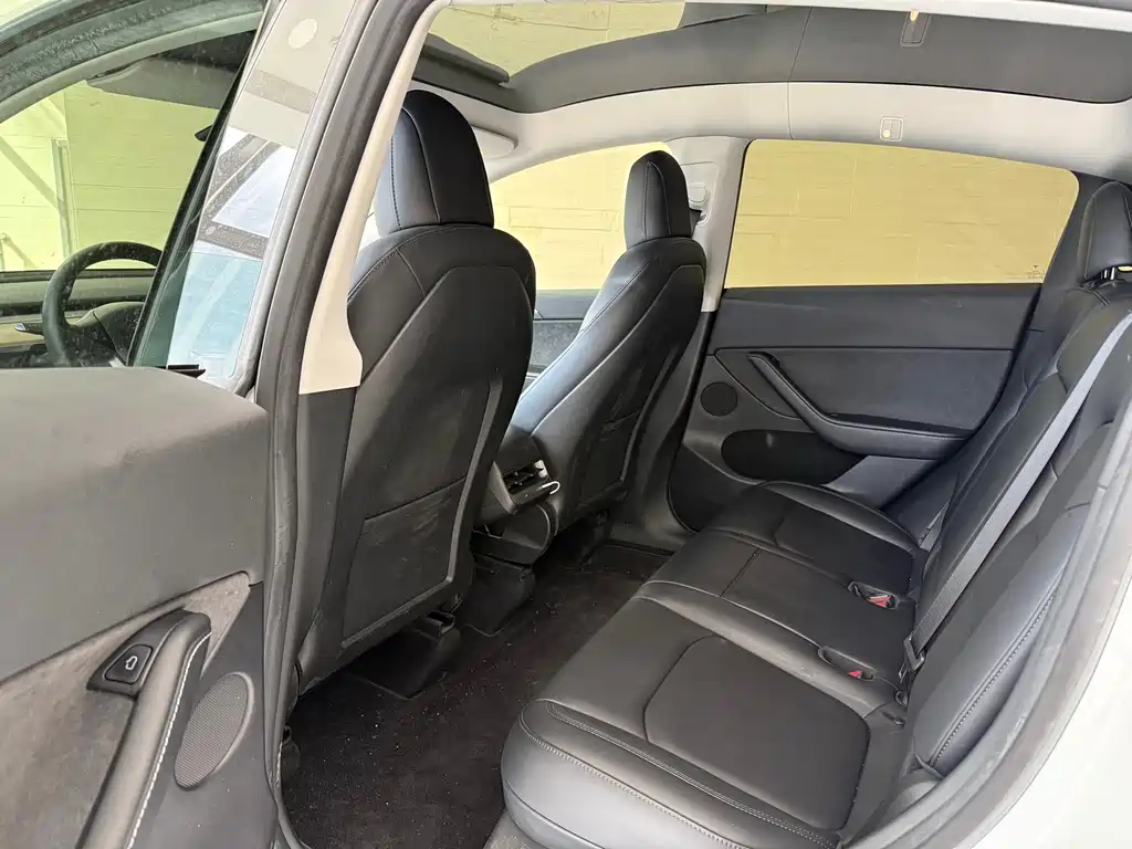 Tesla Model Y — миниатюра 7