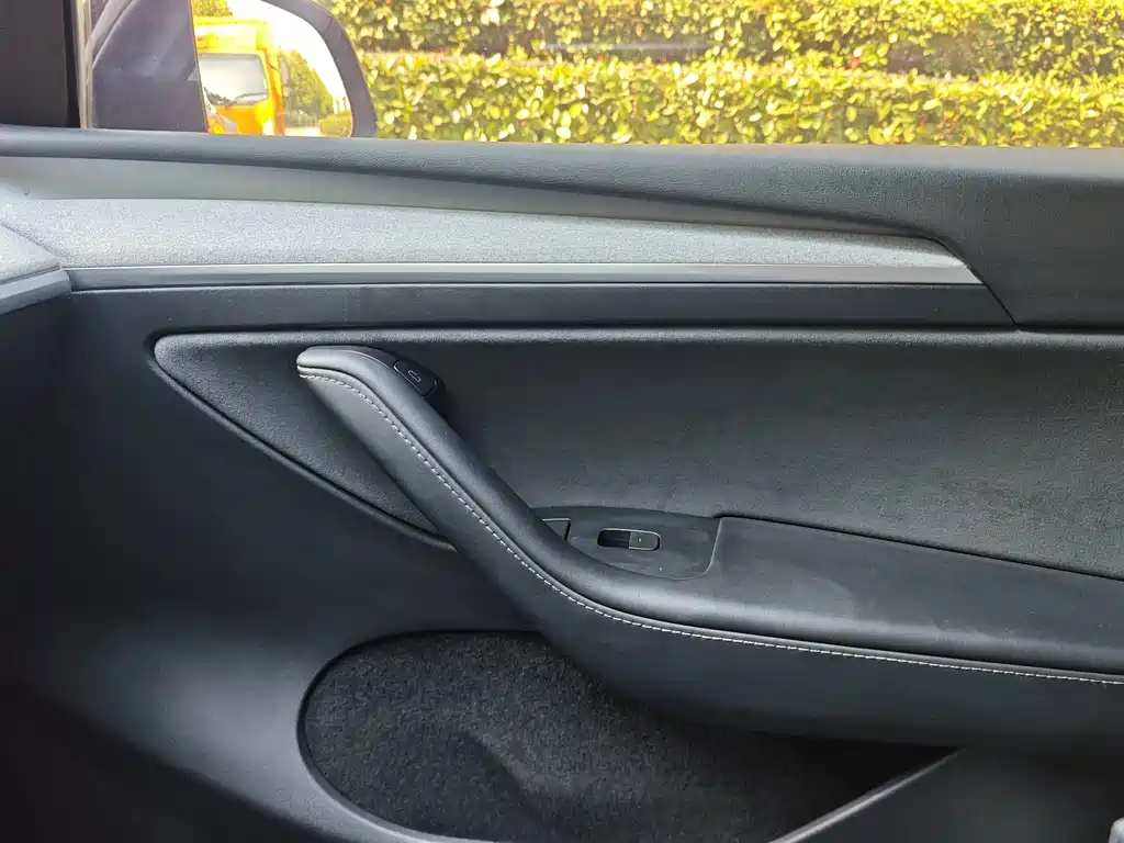 Tesla Model Y — миниатюра 16