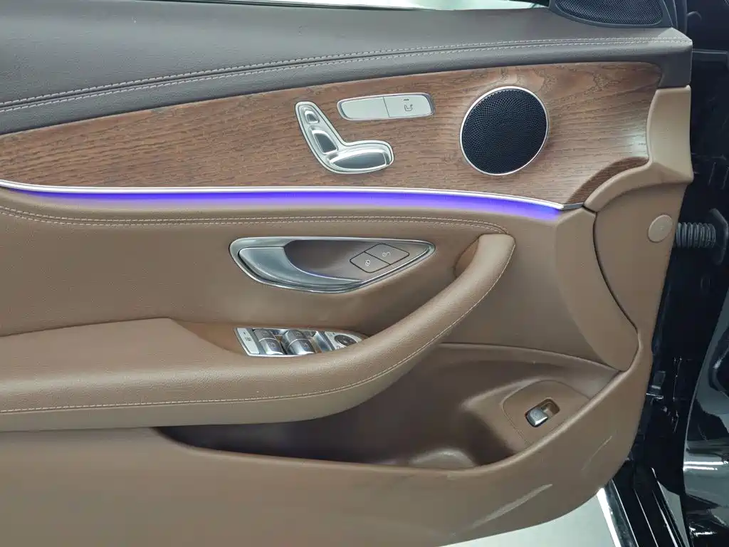 Mercedes-Benz E-Class — миниатюра 11