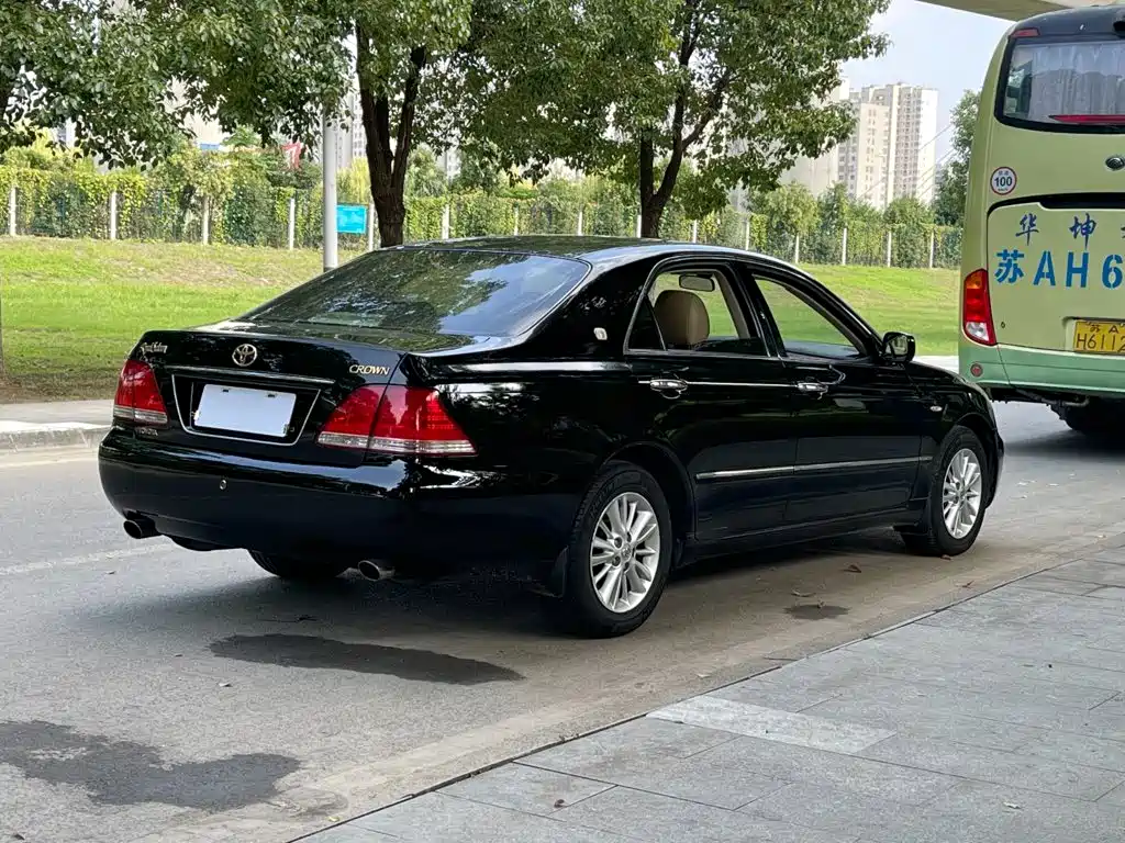Toyota Crown — миниатюра 8