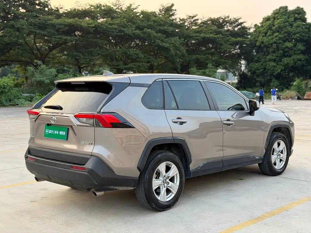 Toyota RAV4 — миниатюра 6
