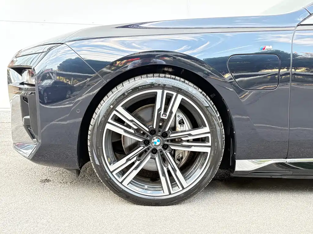 BMW i7 — миниатюра 8