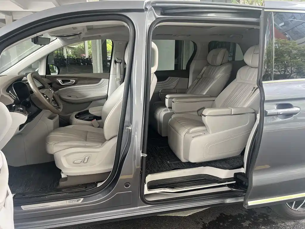 Roewe iMAX8