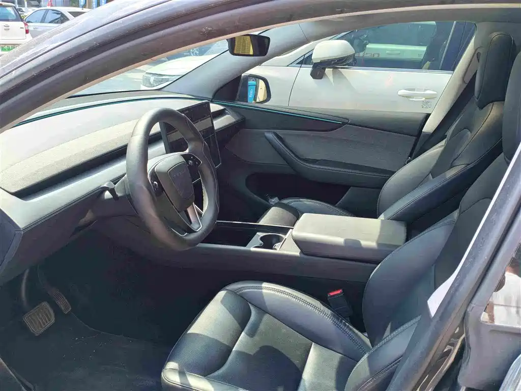 Tesla Model Y — миниатюра 5
