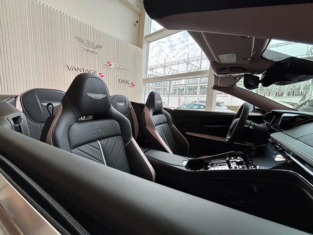 Aston Martin DB12 — миниатюра 7