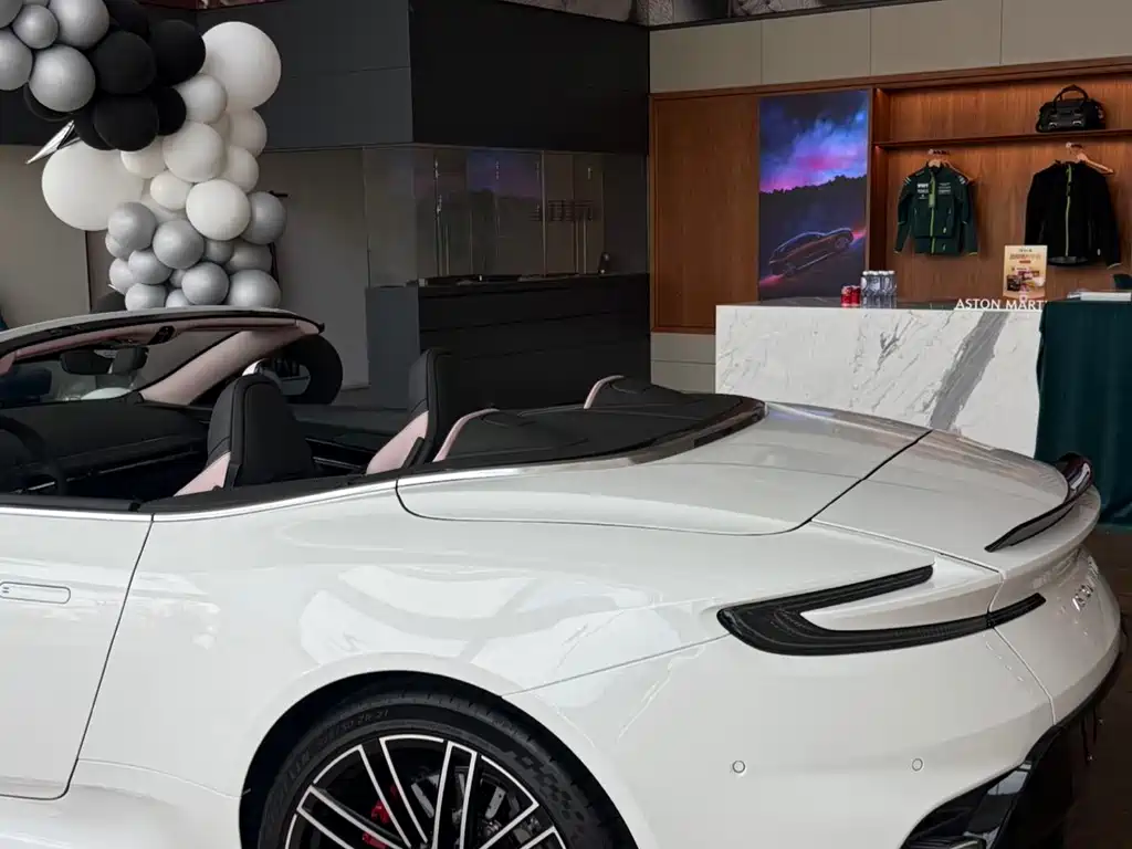 Aston Martin DB12 — миниатюра 19