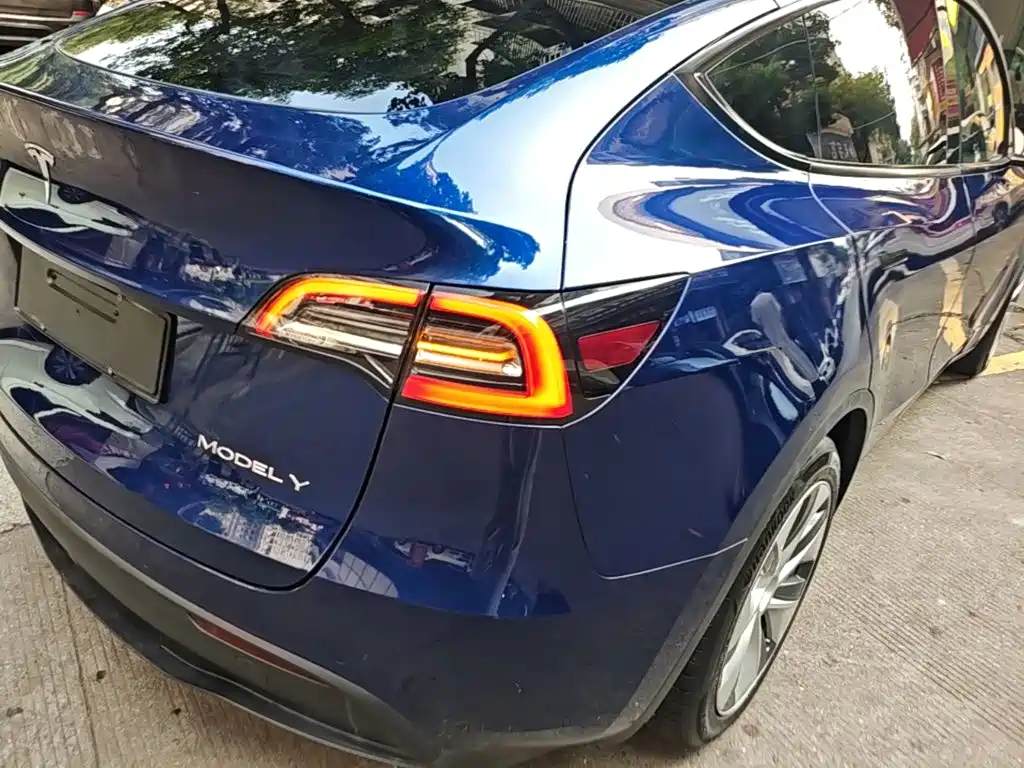 Tesla Model Y — миниатюра 8