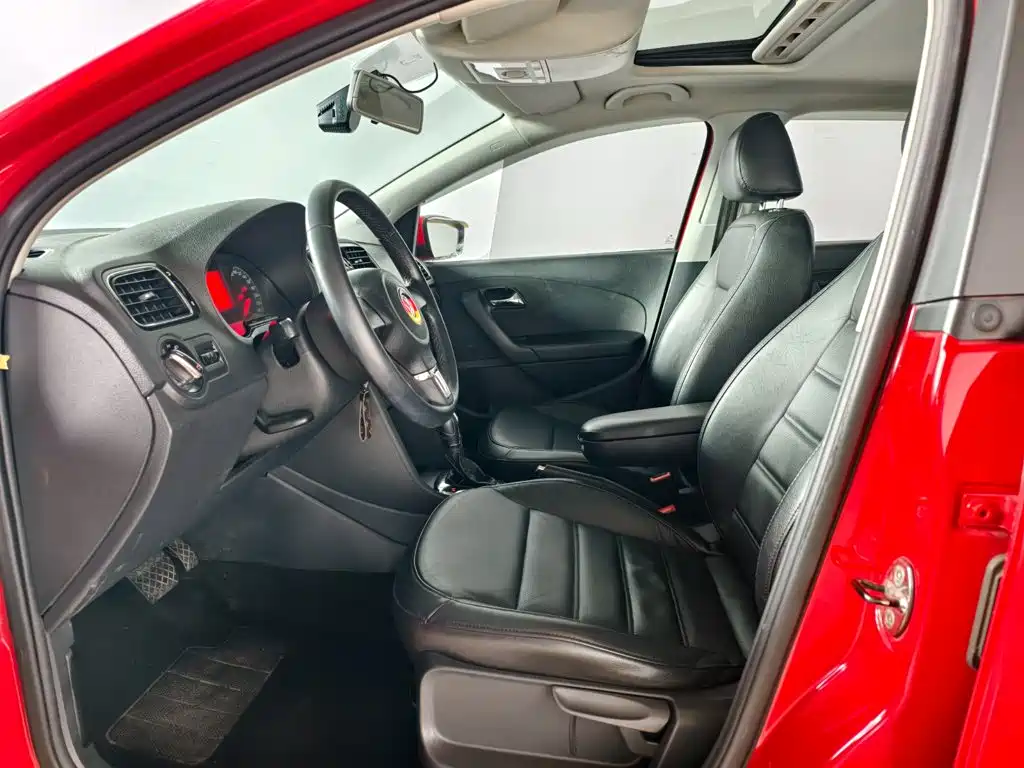 Volkswagen Polo 2013 1.4L AT Luxury