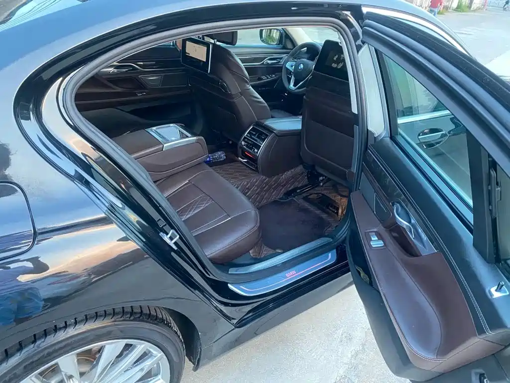 BMW 7 Series — миниатюра 8