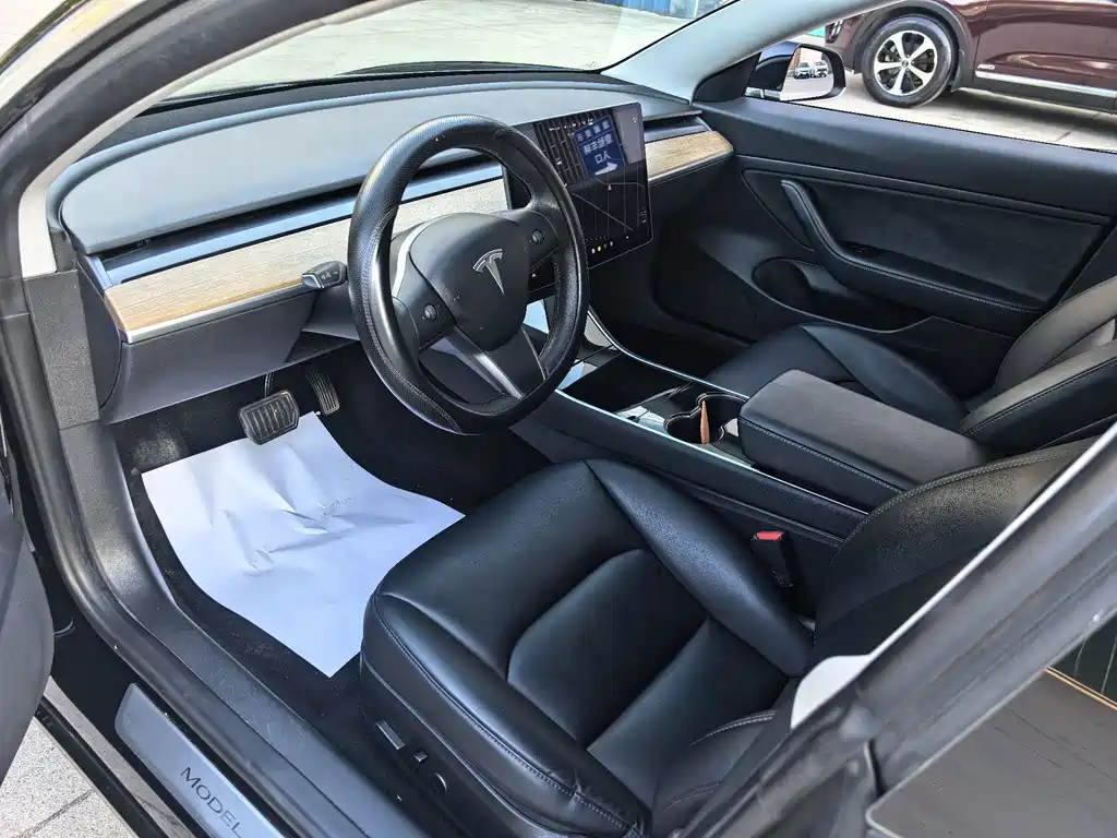 Tesla Model 3 — миниатюра 4