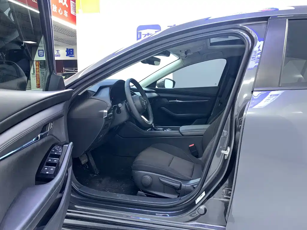 Mazda Mazda3 3 2021 2.0L AT