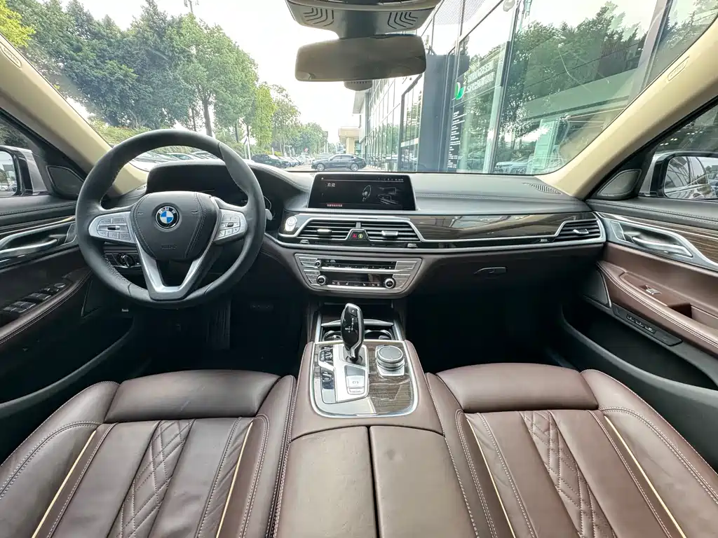 BMW 7 Series — миниатюра 8