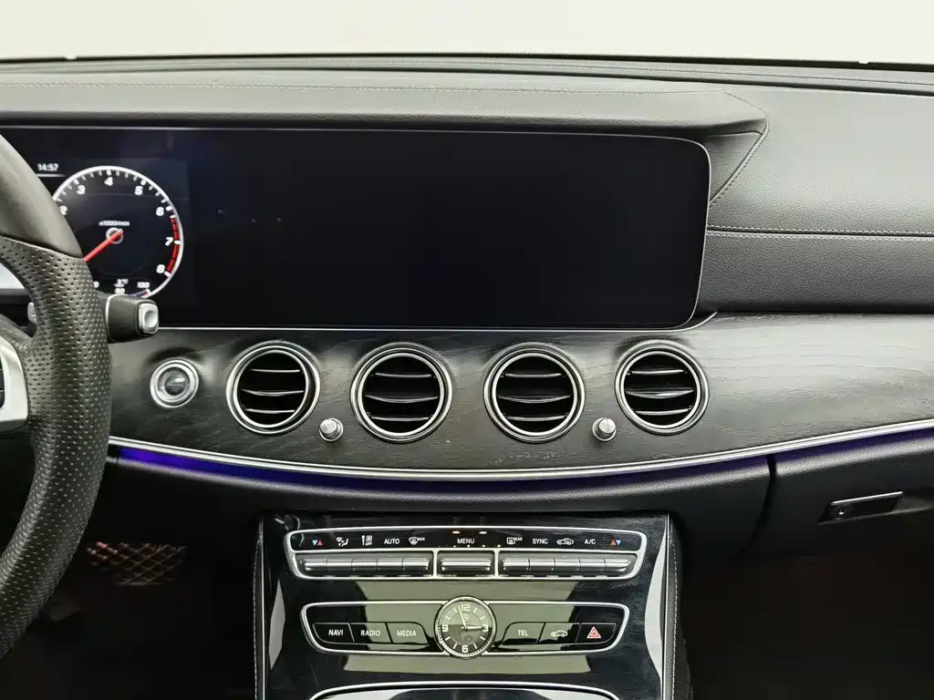 Mercedes-Benz E-Class — миниатюра 12