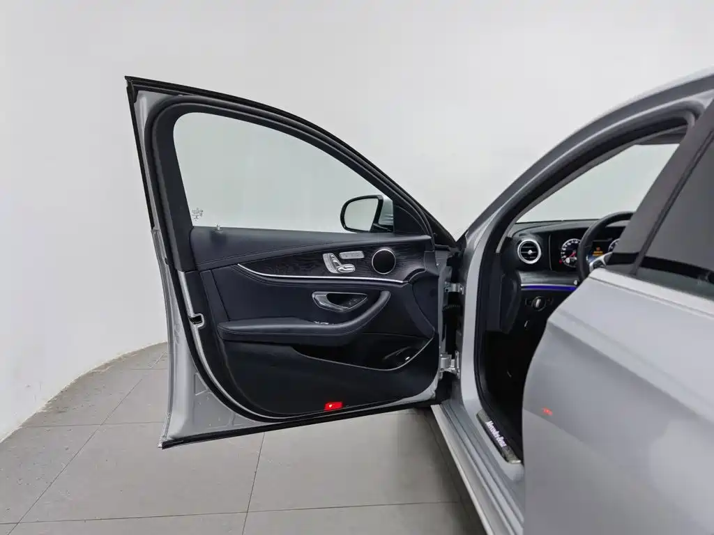 Mercedes-Benz E-Class — миниатюра 8