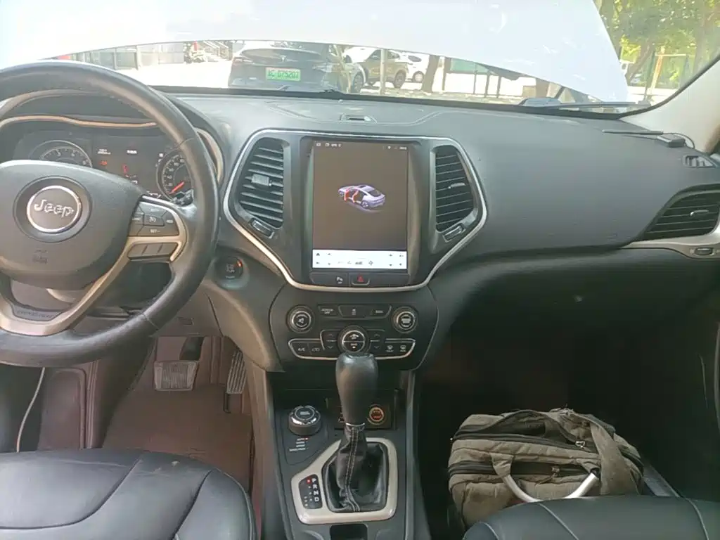 Jeep Cherokee (Import) — миниатюра 13