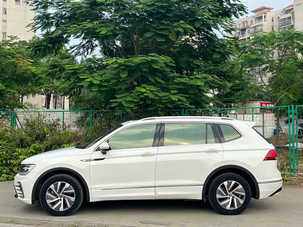 Volkswagen Tiguan L PHEV — миниатюра 3