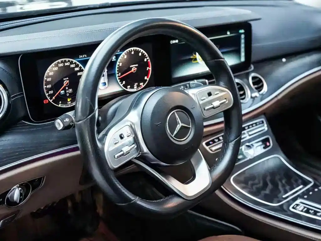 Mercedes-Benz E-Class — миниатюра 9