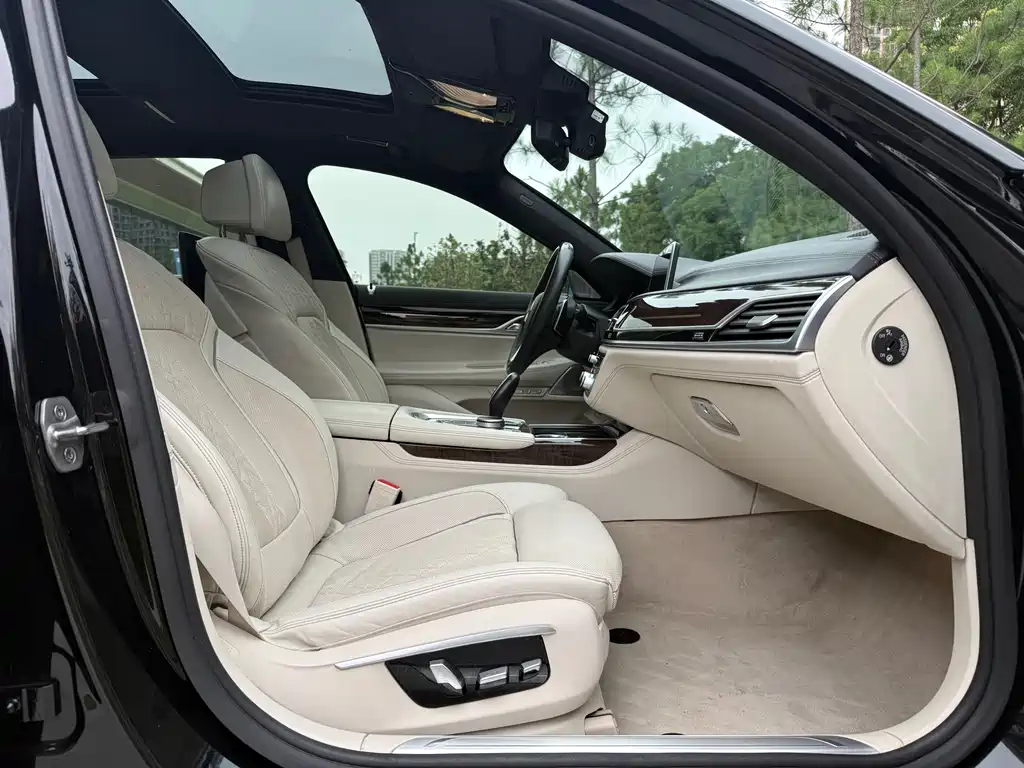 BMW 7 Series 7 2016 750Li xDrive мест