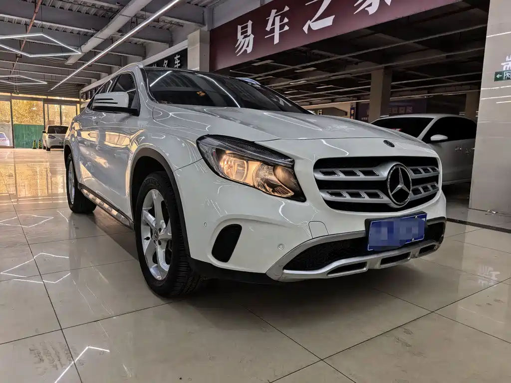 MERCEDES-BENZ GLA