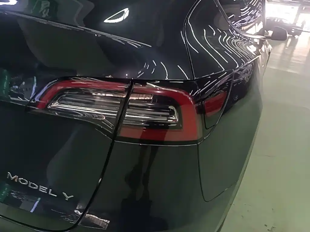 Tesla Model Y — миниатюра 8