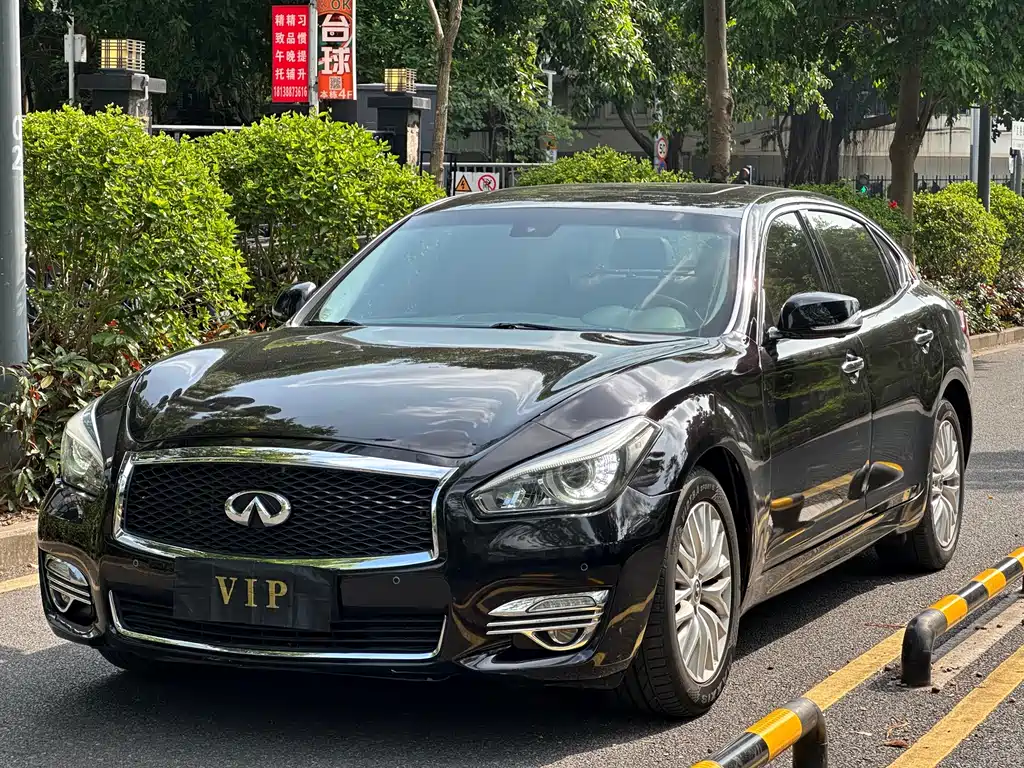 Infiniti Q70