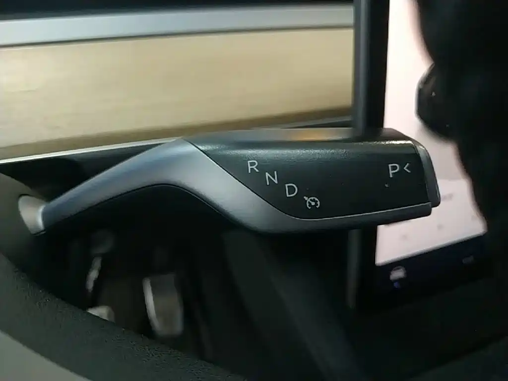 Tesla Model Y — миниатюра 14