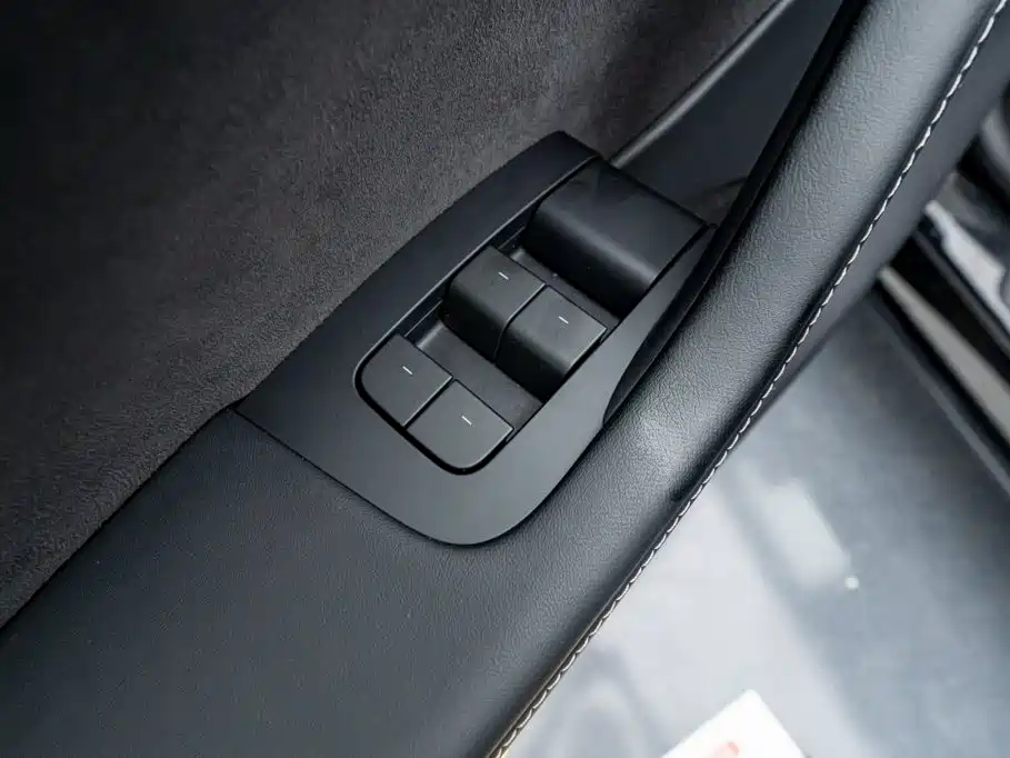 Tesla Model Y — миниатюра 12