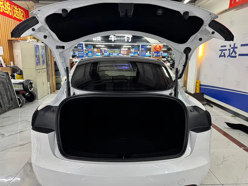 Tesla Model 3 — миниатюра 10