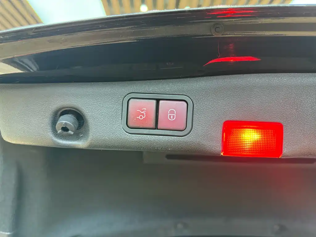 Mercedes-Benz E-Class — миниатюра 30
