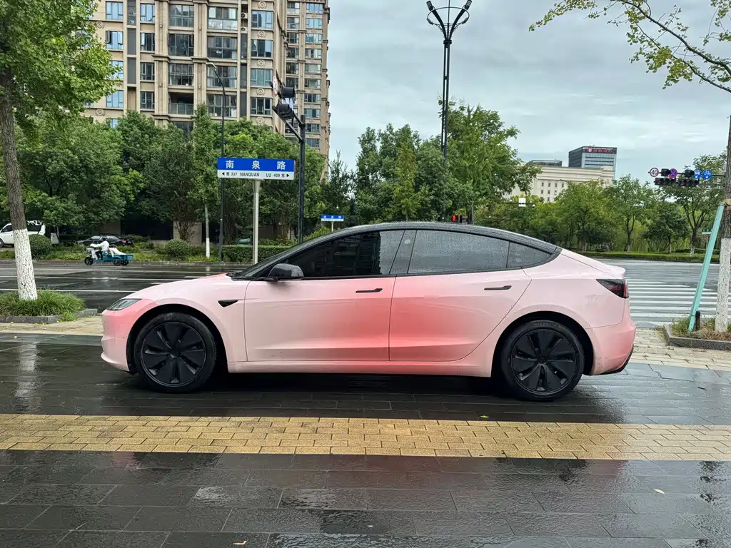 Tesla Model 3 — миниатюра 3
