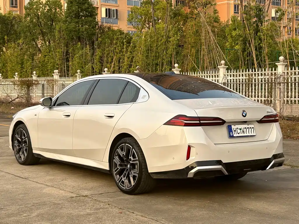 BMW 5 Series — миниатюра 11
