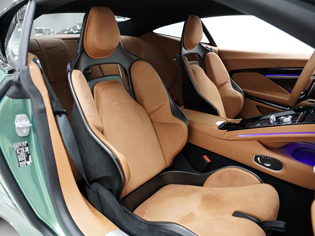 Aston Martin DB12 — миниатюра 12