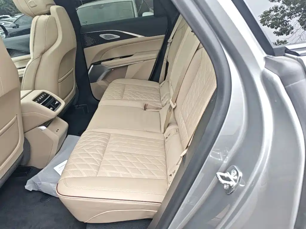 Cadillac Lyriq — миниатюра 17