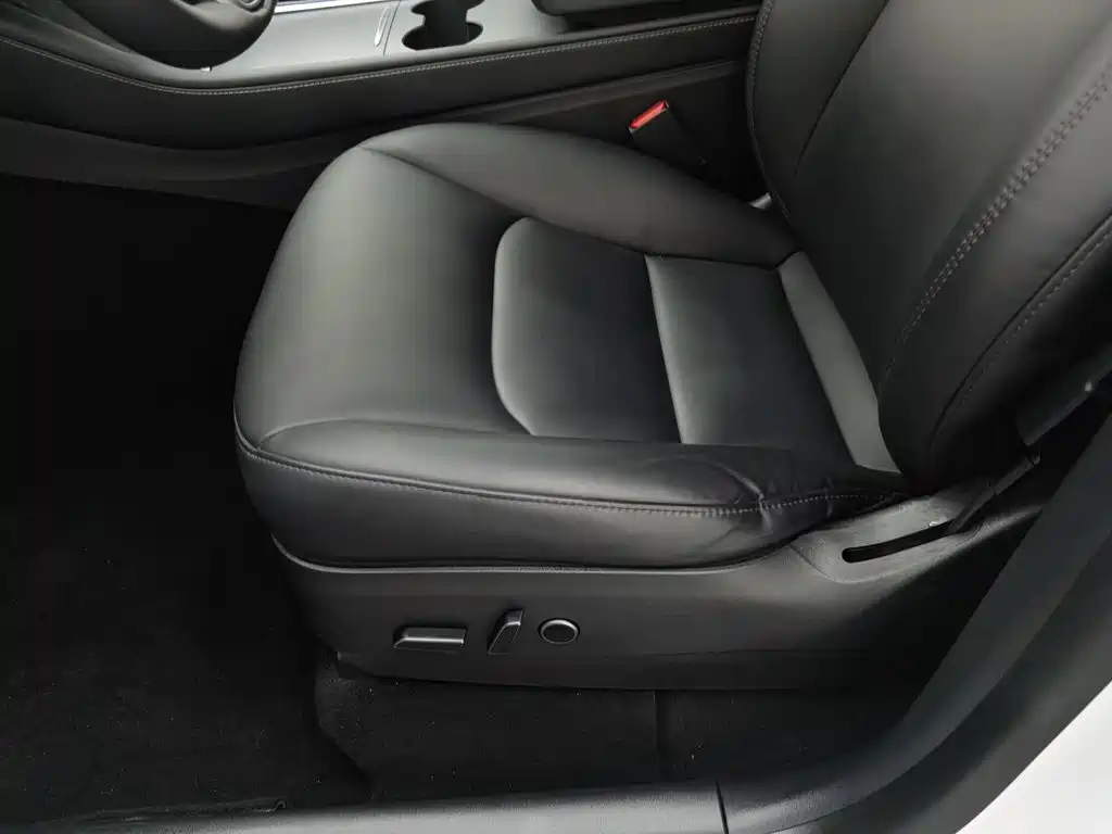 Tesla Model Y — миниатюра 20
