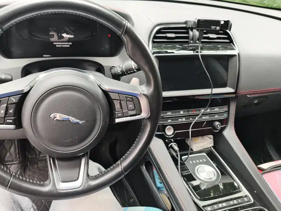 Jaguar F-PACE — миниатюра 12
