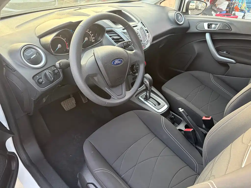 Ford Fiesta 2013 1.5L AT Fashion