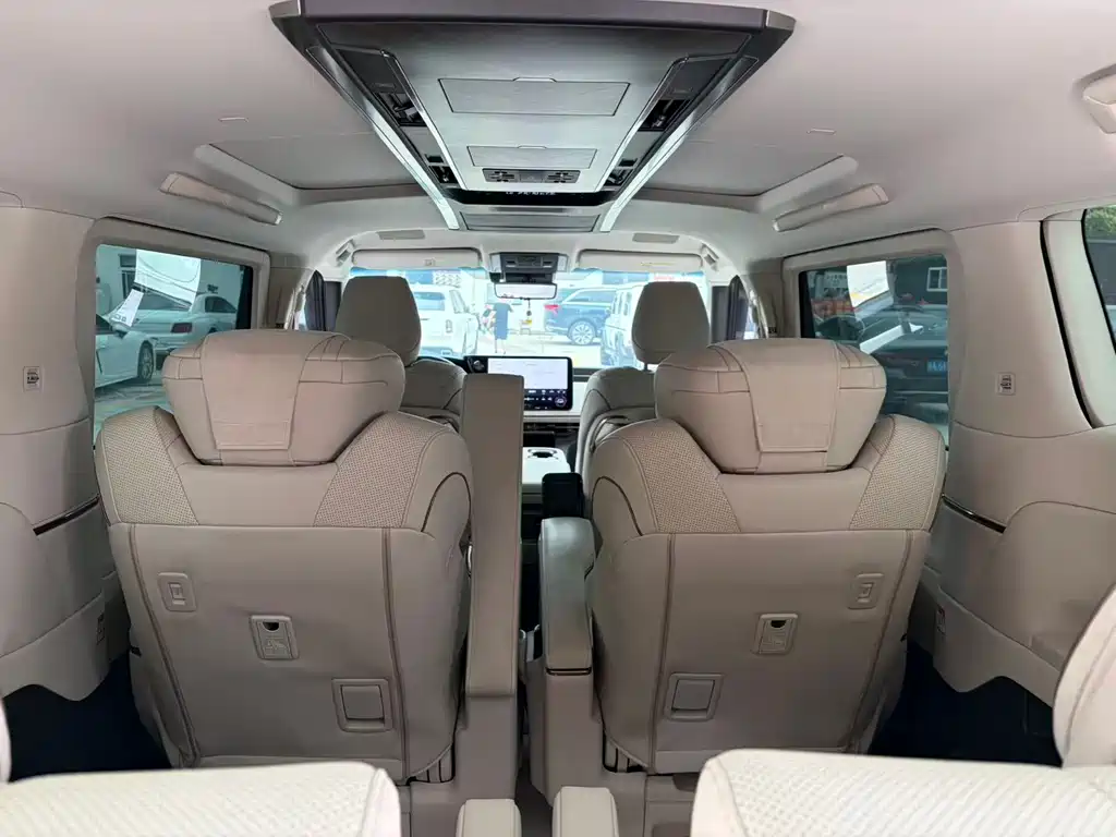 Lexus LM 500h 6-seat Distinguished Edition, фото 9