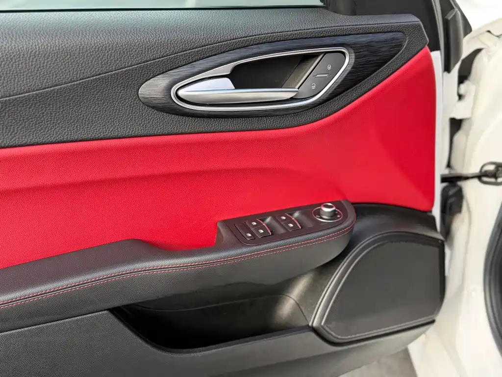 Alfa Romeo Giulia 2019 2.0T 280HP Black Package