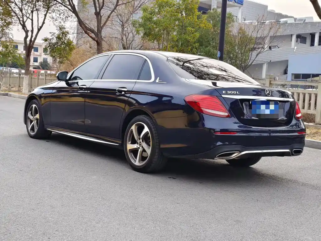 Mercedes-Benz E-Class — миниатюра 7