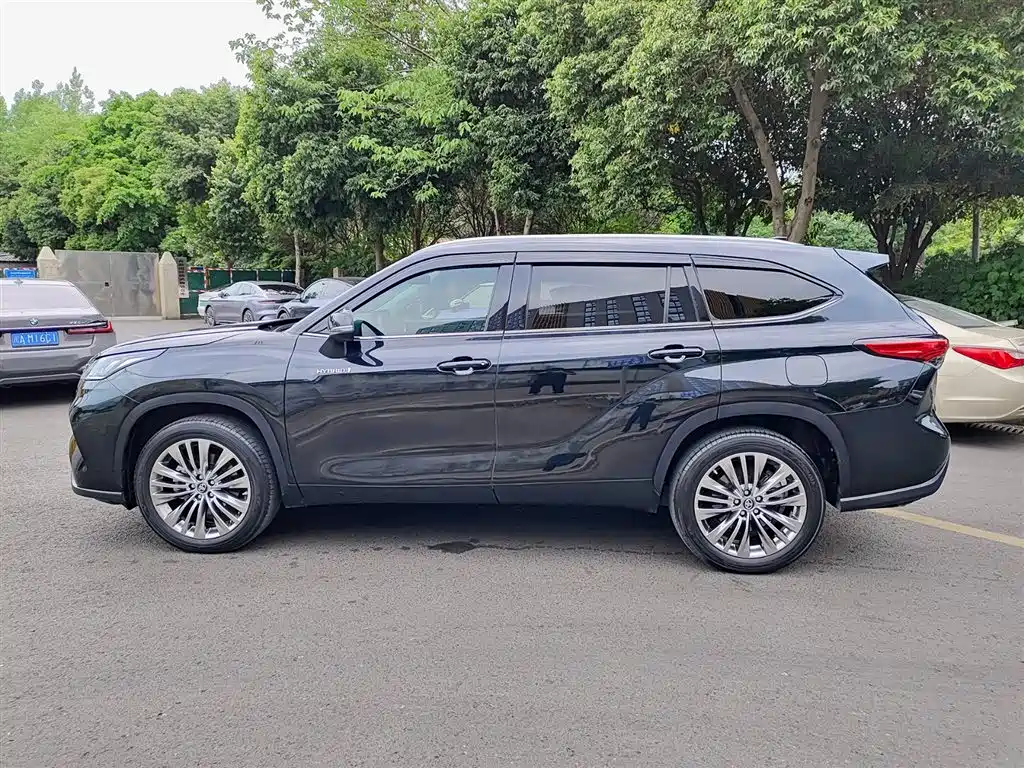 Toyota Highlander 2022 2.5L Luxury 7 мест