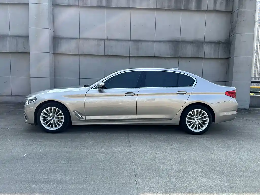 BMW 5 Series — миниатюра 7