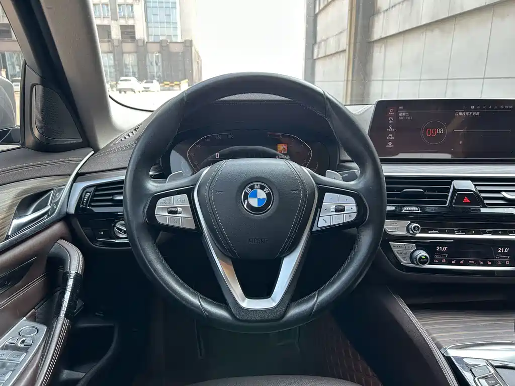 BMW 5 Series — миниатюра 13