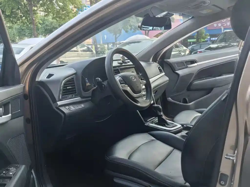 Hyundai Elantra — миниатюра 6