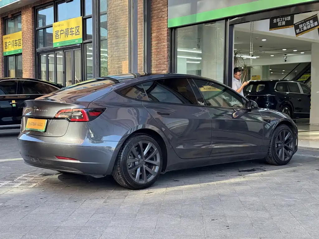 Tesla Model 3 — миниатюра 7