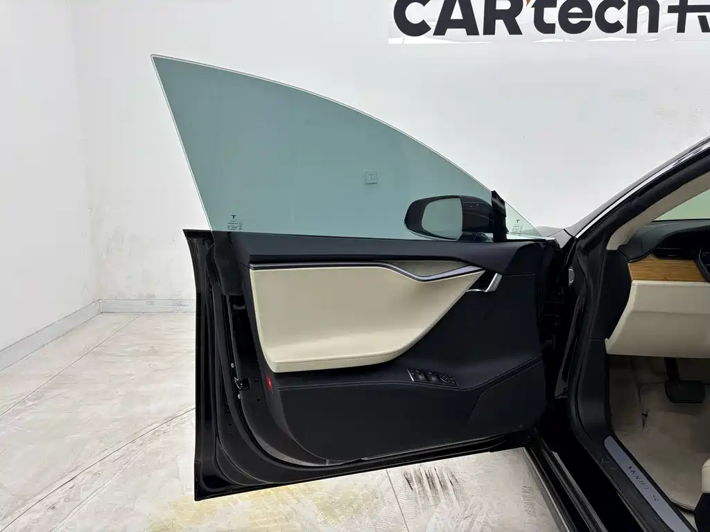 Tesla Model S — миниатюра 9