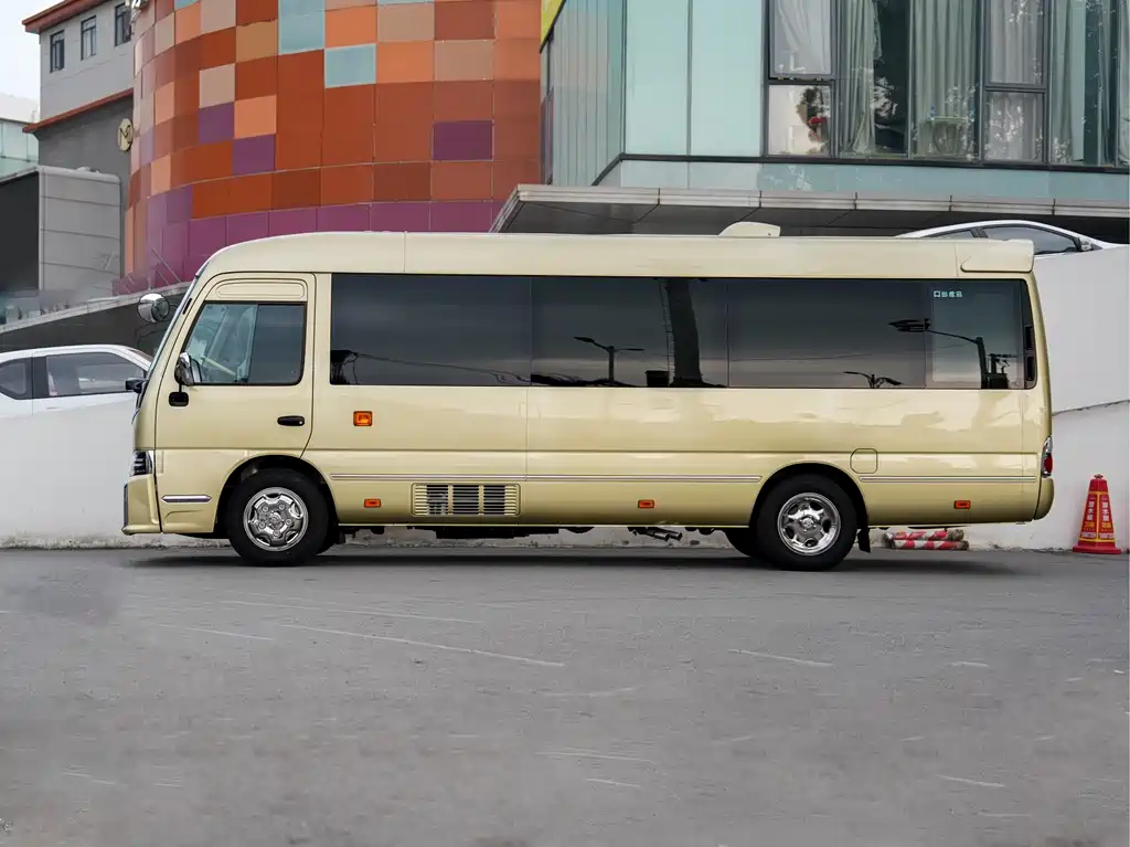 Toyota Coaster — миниатюра 3