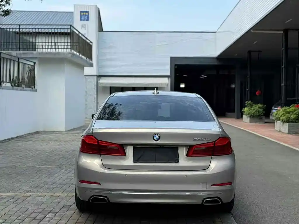 BMW 5 Series — миниатюра 7