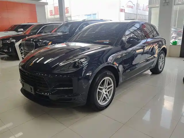 PORSCHE MACAN