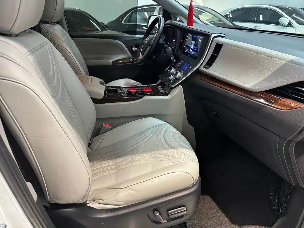 Toyota Sienna — миниатюра 9